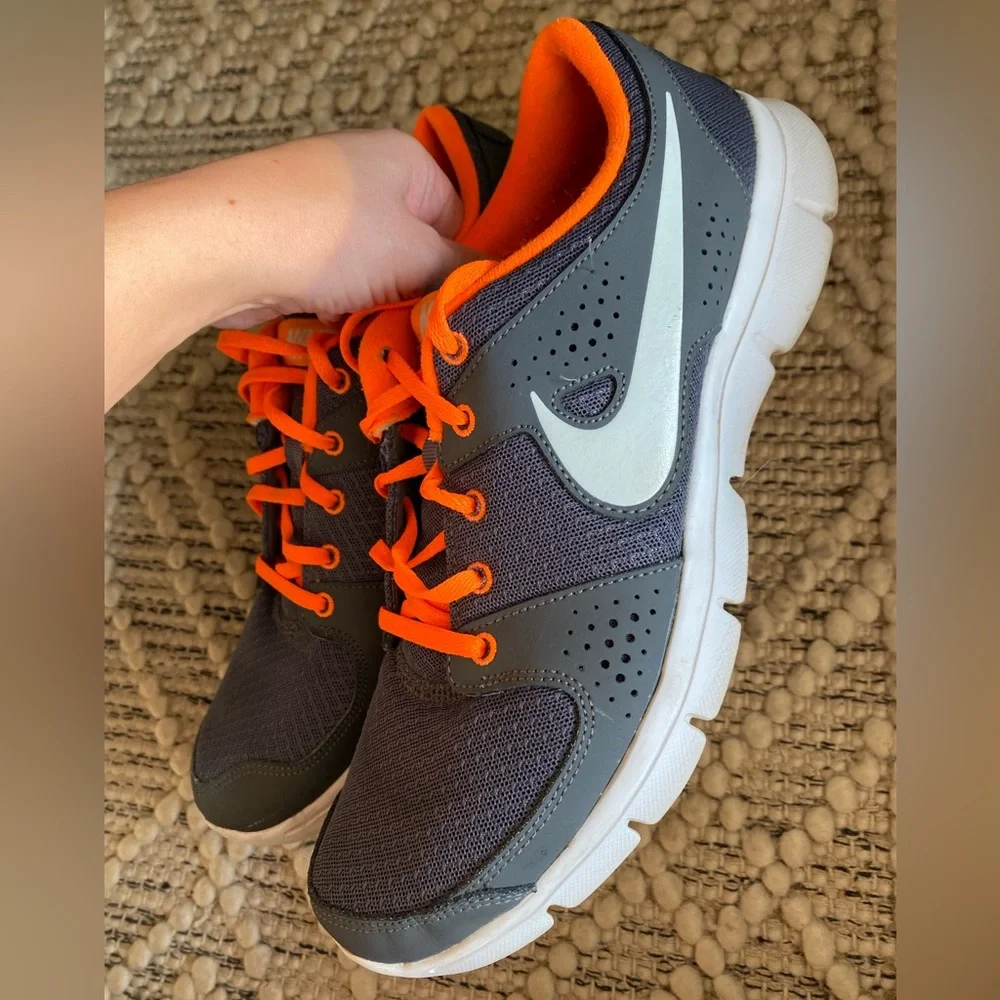 Nike sneakers‎ Sz 9.5